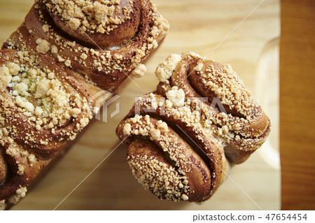 在一個木切板安置的麵包 47654454