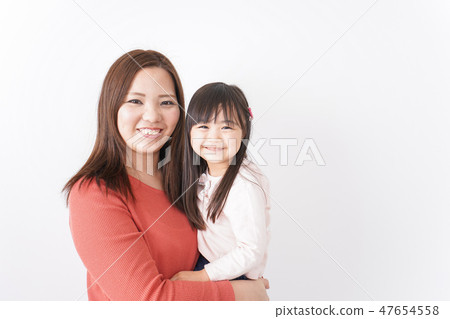一名孕婦和一個孩子聽她的肚子 47654558
