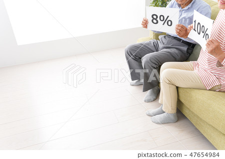 An old couple worried about the consumption tax increase 47654984