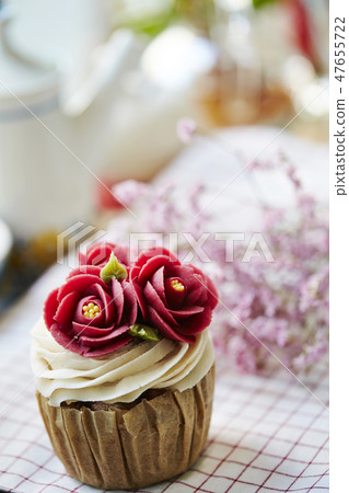 Flower Cake Flower Cupcake Copy Space Flower Cake Flower Cupcake Copy Space 47655722