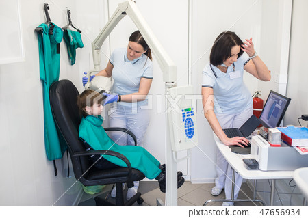 doctor does an x-ray of the child doctor does an x-ray of the child 47656934