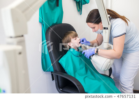 doctor does an x-ray of the child doctor does an x-ray of the child 47657131