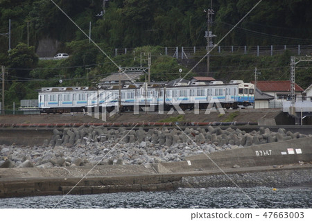 Izukyu Series 8000 train along the coast 47663003