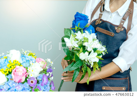 lower artist woman working to decorate flowers 47663012
