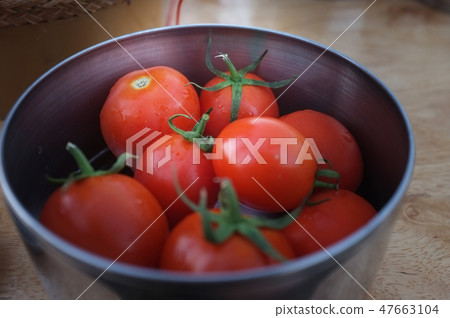 Tomatoes in metal bowl. 47663104