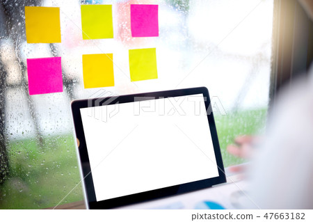 freelance worker work in the coffee shop alone 47663182