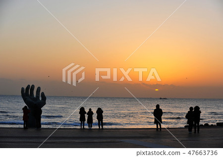 Sunrise scene of Homi-mok-myeon, Nam-gu, Pohang, Korea 47663736