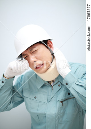 工人（承包商維修維修建築施工業務藍色背景藍色背複製空間） 47665277