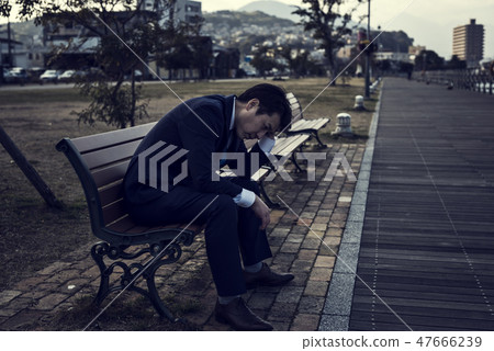 商人坐公園長椅 商人坐公園長椅 47666239