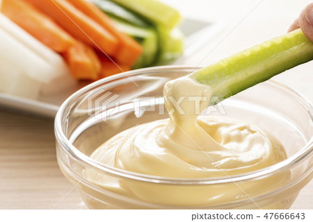 把蛋黃醬放在黃瓜上 把蛋黃醬放在黃瓜上 47666643