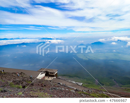Mountain climbers and mountain climbers climbing Mount Fuji 47666987