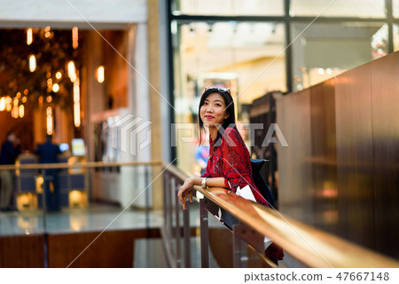 Fashionable Asian girl in the mall Fashionable Asian girl in the mall 47667148
