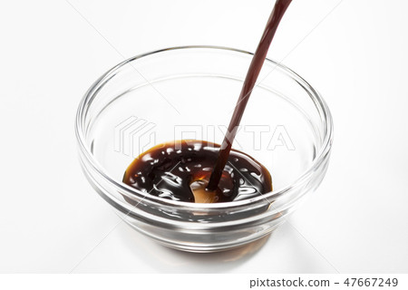 Pour Worcester sauce 47667249