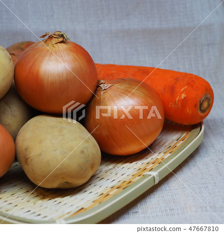 Organic materials (onions, carrots & potatoes: natural texture) Organic materials (onions, carrots & potatoes: natural texture) 47667810