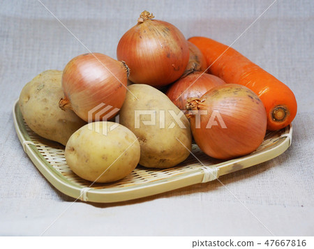 Organic materials (onions, carrots & potatoes: natural texture) 47667816