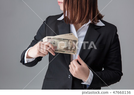 穿著西裝的女人想要獲得數十萬美元並將其放入訴訟中的場景 47668136