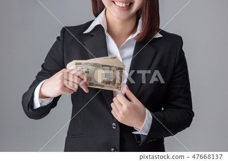 穿著西裝的女人想要獲得數十萬美元並且願意把它放在西裝的懷抱中的場景 47668137