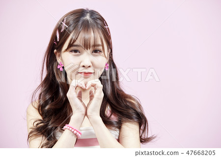 復古，年輕的女人，粉紅色的背景 47668205