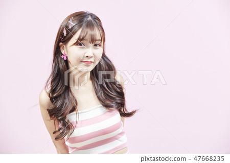 復古,年輕的女人,粉紅色的背景 復古,年輕的女人,粉紅色的背景 47668235