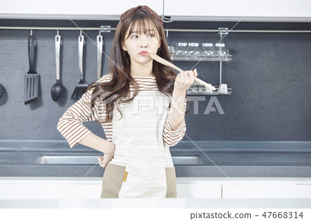 Kitchen, housewife, young woman Kitchen, housewife, young woman 47668314