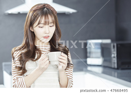 Kitchen, housewife, young woman Kitchen, housewife, young woman 47668495