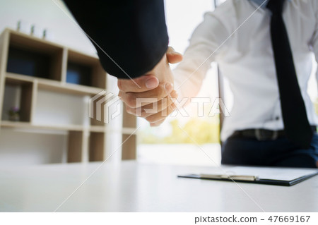 human resource recruiter handshaking with candidate 47669167