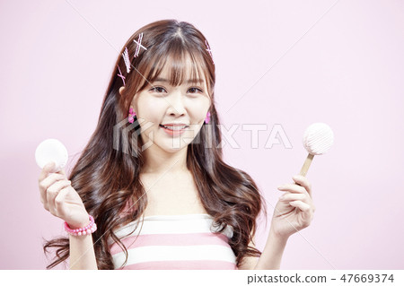 復古，年輕的女人，粉紅色的背景 47669374