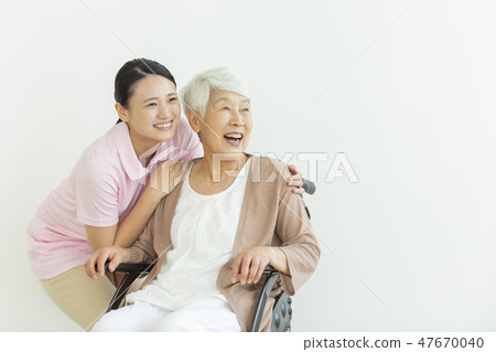 Senior female caregiver 47670040