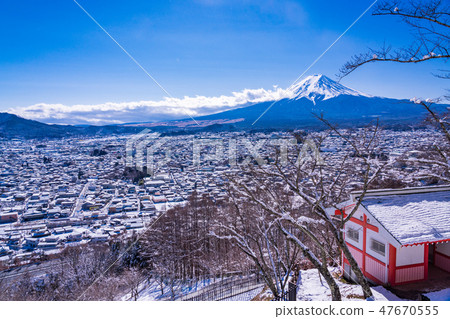 （山梨縣）下雪的富士吉田市和富士山的城市景觀 47670555