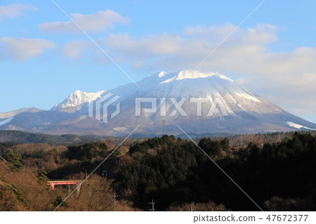 小山的雪域景觀 47672377
