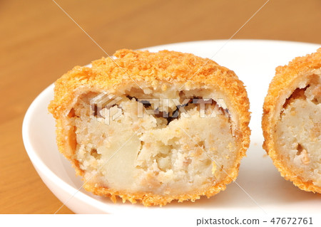 Cross section of beef croquette. 47672761