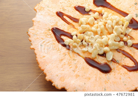 Shrimp cracker arrangement. Mayonnaise & Sauce & Temperteak Topping. 47672981