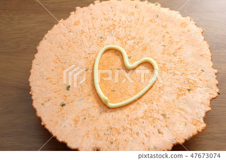 在蛋黃醬畫的心臟標記的蝦薄脆餅乾。 47673074