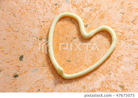 心臟標記畫用在蝦薄脆餅乾的蛋黃醬。 47673075