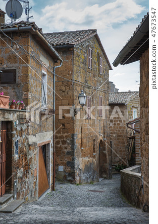 Narrow street in the center of Orvieto, Italy Narrow street in the center of Orvieto, Italy 47673547