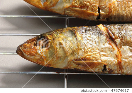 烤沙丁魚的頭部。 烤沙丁魚的頭部。 47674617
