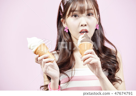 復古，年輕的女人，粉紅色的背景 47674791