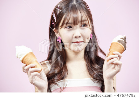 復古，年輕的女人，粉紅色的背景 47674792