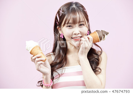 復古，年輕的女人，粉紅色的背景 47674793