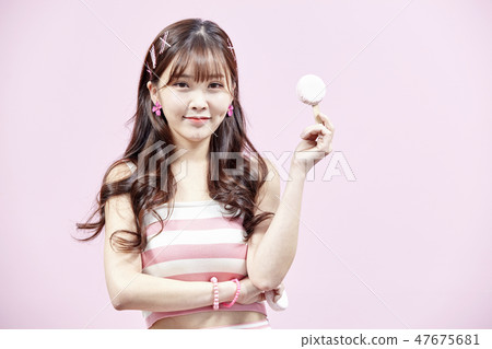 復古，年輕的女人，粉紅色的背景 47675681