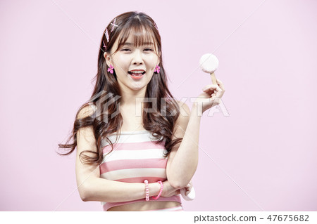 復古，年輕的女人，粉紅色的背景 47675682