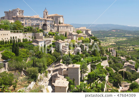 General view of hiltop village of Gordes. General view of hiltop village of Gordes. 47684309