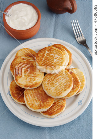 Syrniki, traditional Russian cheesecakes 47686065