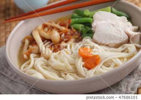 Chicken and udon soup with Shimeji mushrooms 47686101