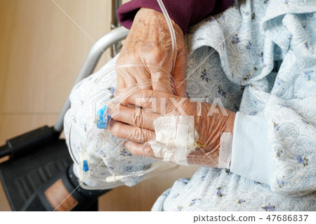 老婦人水滴輪椅 老婦人水滴輪椅 47686837
