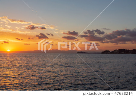 從Zushi碼頭富士山的日落 47688214
