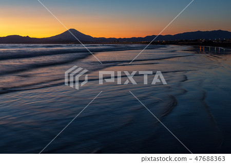 漂浮在日落海灘的富士山從湘南海岸 47688363