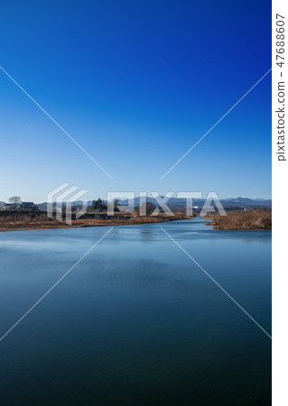 從Chihiro Chichibu山區上游的荒川深谷市 從Chihiro Chichibu山區上游的荒川深谷市 47688607