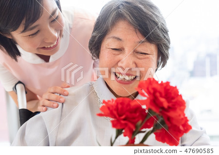 護理形象高級婦女和照顧者 護理形象高級婦女和照顧者 47690585
