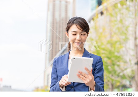 Businesswoman tablet 47691826